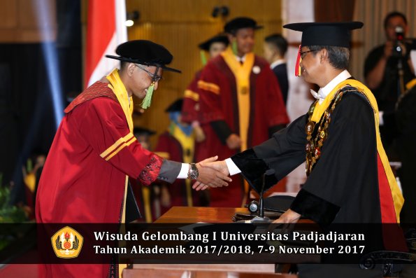 Wisuda Unpad Gel I TA 2017_2018  Fakultas kedokteran oleh Rektor 295