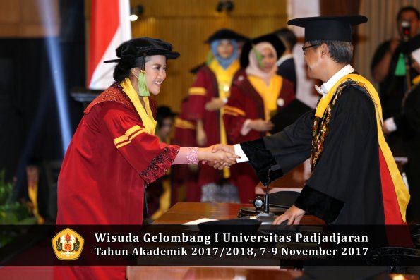 Wisuda Unpad Gel I TA 2017_2018  Fakultas kedokteran oleh Rektor 297