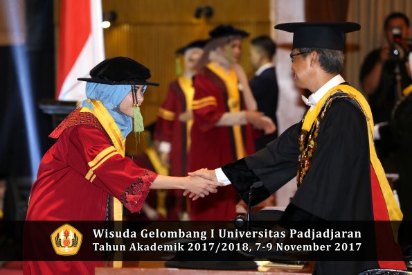 Wisuda Unpad Gel I TA 2017_2018  Fakultas kedokteran oleh Rektor 299