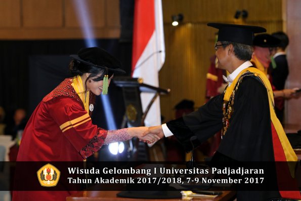 Wisuda Unpad Gel I TA 2017_2018  Fakultas kedokteran oleh Rektor 303