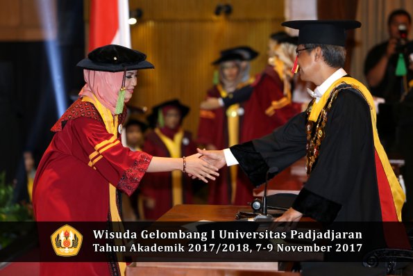 Wisuda Unpad Gel I TA 2017_2018  Fakultas kedokteran oleh Rektor 304
