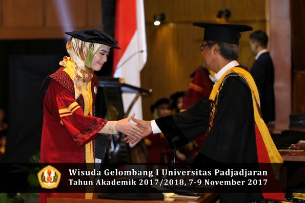 Wisuda Unpad Gel I TA 2017_2018  Fakultas kedokteran oleh Rektor 305