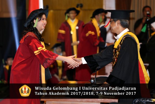 Wisuda Unpad Gel I TA 2017_2018  Fakultas kedokteran oleh Rektor 309