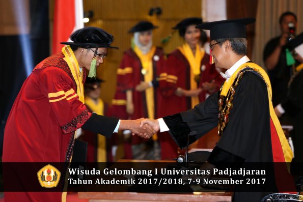 Wisuda Unpad Gel I TA 2017_2018  Fakultas kedokteran oleh Rektor 311