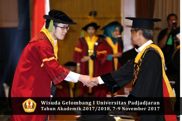 Wisuda Unpad Gel I TA 2017_2018  Fakultas kedokteran oleh Rektor 316