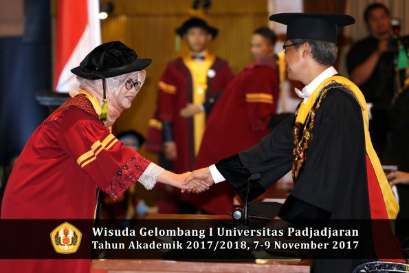Wisuda Unpad Gel I TA 2017_2018  Fakultas kedokteran oleh Rektor 322