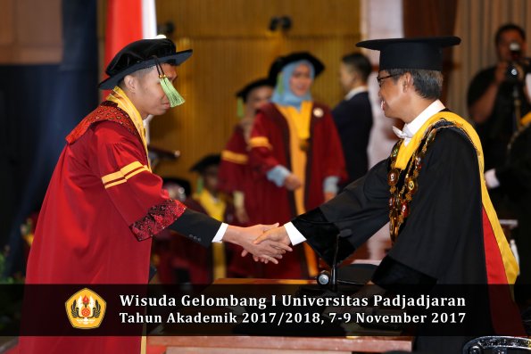 Wisuda Unpad Gel I TA 2017_2018  Fakultas kedokteran oleh Rektor 325