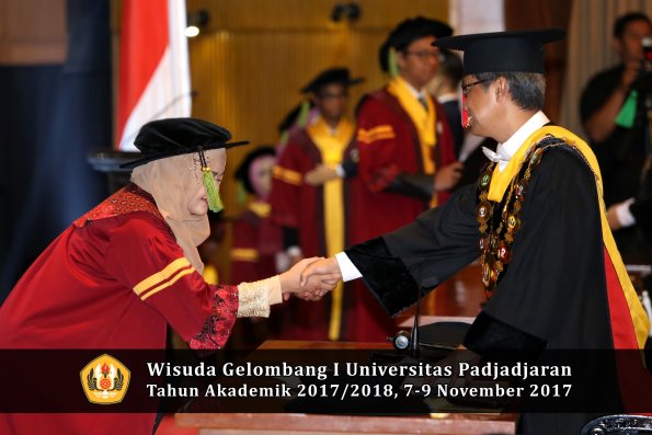 Wisuda Unpad Gel I TA 2017_2018  Fakultas kedokteran oleh Rektor 327