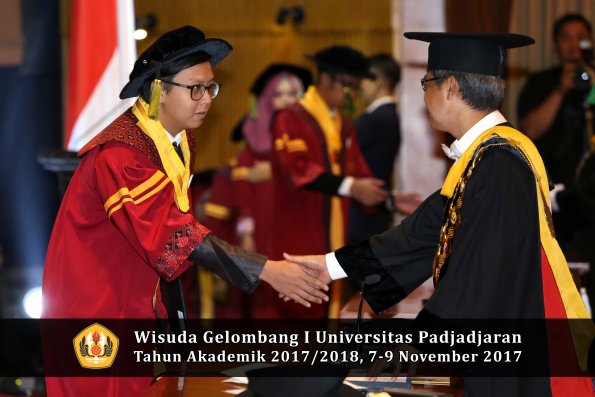 Wisuda Unpad Gel I TA 2017_2018  Fakultas kedokteran oleh Rektor 328
