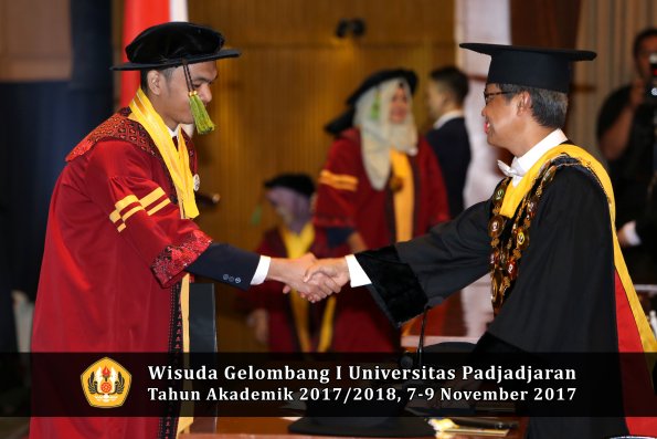 Wisuda Unpad Gel I TA 2017_2018  Fakultas kedokteran oleh Rektor 335