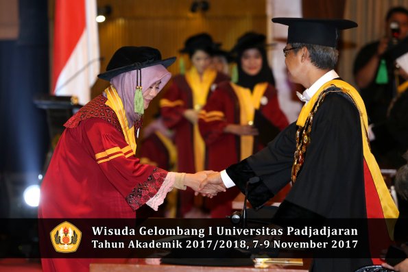 Wisuda Unpad Gel I TA 2017_2018  Fakultas kedokteran oleh Rektor 339