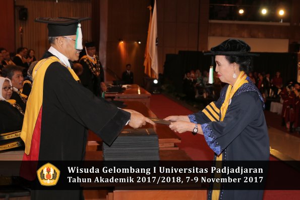 Wisuda Unpad Gel I TA 2017_2018  Fakultas Pertanian oleh Dekan 005