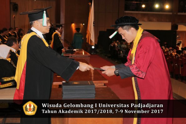Wisuda Unpad Gel I TA 2017_2018  Fakultas Pertanian oleh Dekan 016