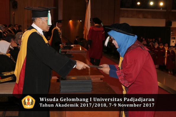 Wisuda Unpad Gel I TA 2017_2018  Fakultas Pertanian oleh Dekan 017