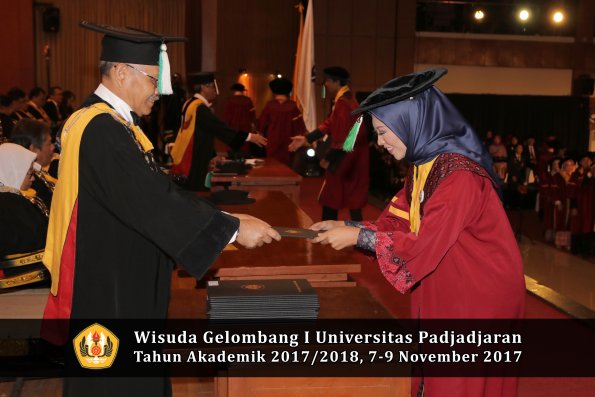 Wisuda Unpad Gel I TA 2017_2018  Fakultas Pertanian oleh Dekan 024