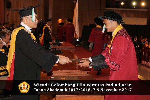 Wisuda Unpad Gel I TA 2017_2018  Fakultas Pertanian oleh Dekan 030