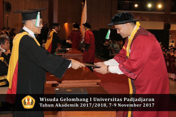 Wisuda Unpad Gel I TA 2017_2018  Fakultas Pertanian oleh Dekan 031
