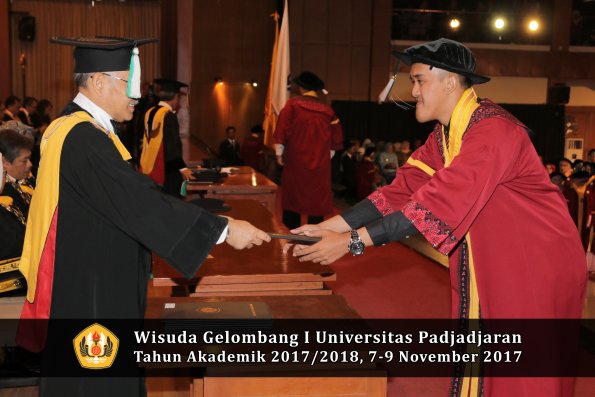 Wisuda Unpad Gel I TA 2017_2018  Fakultas Pertanian oleh Dekan 032