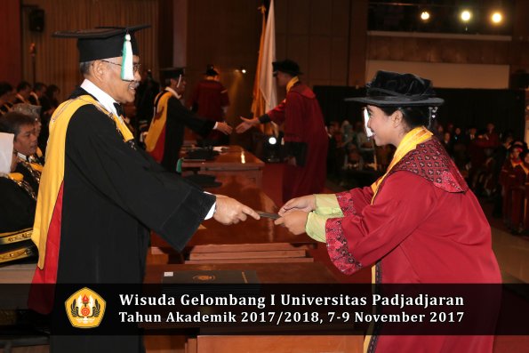 Wisuda Unpad Gel I TA 2017_2018  Fakultas Pertanian oleh Dekan 033