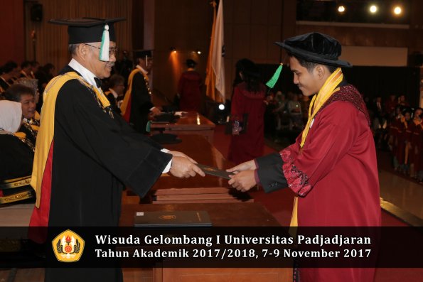 Wisuda Unpad Gel I TA 2017_2018  Fakultas Pertanian oleh Dekan 035