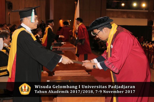 Wisuda Unpad Gel I TA 2017_2018  Fakultas Pertanian oleh Dekan 037