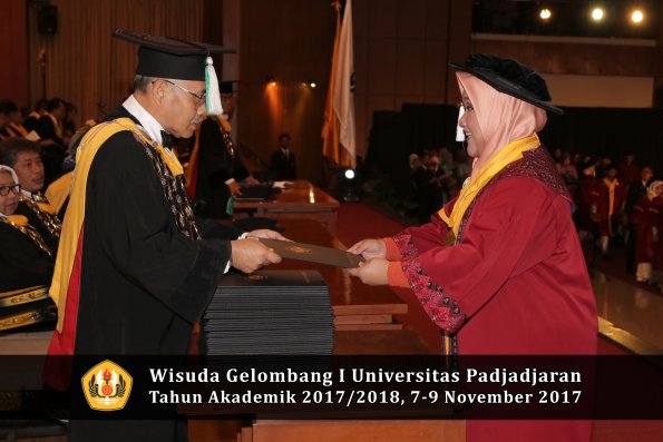 Wisuda Unpad Gel I TA 2017_2018  Fakultas Pertanian oleh Dekan 040