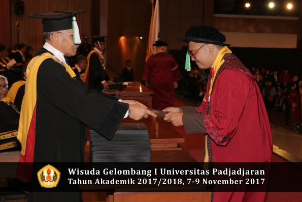 Wisuda Unpad Gel I TA 2017_2018  Fakultas Pertanian oleh Dekan 041