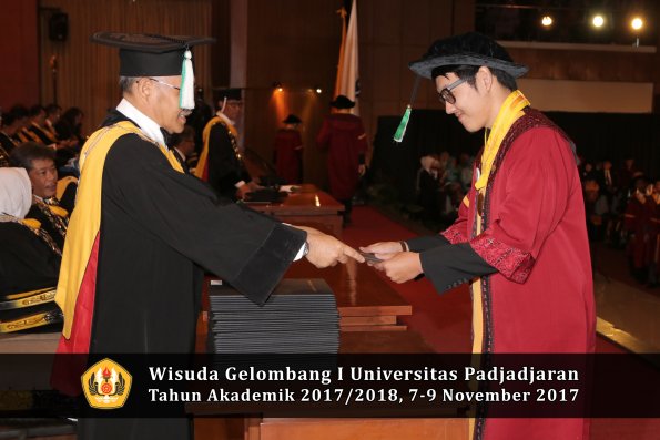 Wisuda Unpad Gel I TA 2017_2018  Fakultas Pertanian oleh Dekan 044