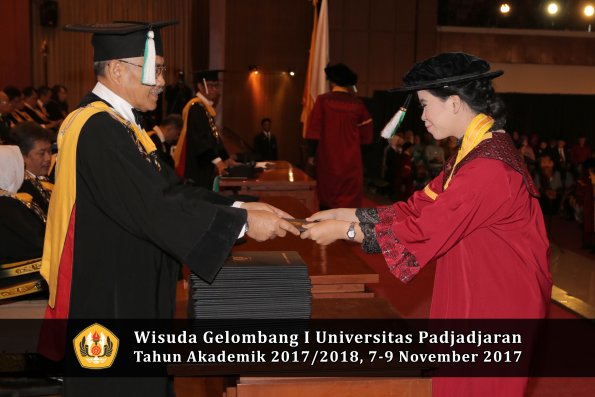 Wisuda Unpad Gel I TA 2017_2018  Fakultas Pertanian oleh Dekan 045