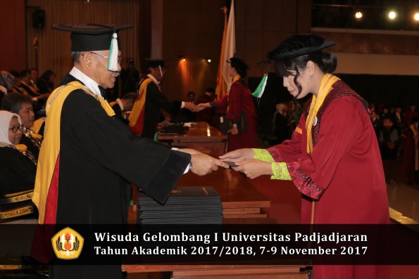 Wisuda Unpad Gel I TA 2017_2018  Fakultas Pertanian oleh Dekan 046