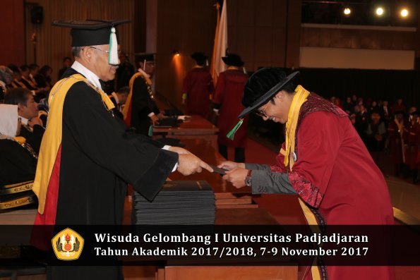 Wisuda Unpad Gel I TA 2017_2018  Fakultas Pertanian oleh Dekan 048