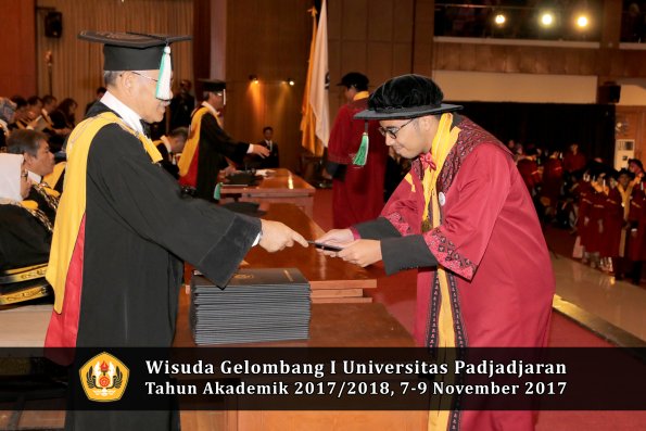 Wisuda Unpad Gel I TA 2017_2018  Fakultas Pertanian oleh Dekan 051