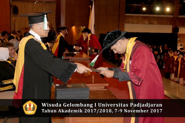 Wisuda Unpad Gel I TA 2017_2018  Fakultas Pertanian oleh Dekan 057
