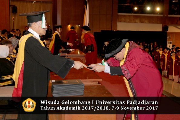 Wisuda Unpad Gel I TA 2017_2018  Fakultas Pertanian oleh Dekan 058