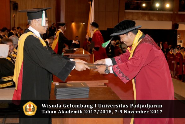 Wisuda Unpad Gel I TA 2017_2018  Fakultas Pertanian oleh Dekan 061