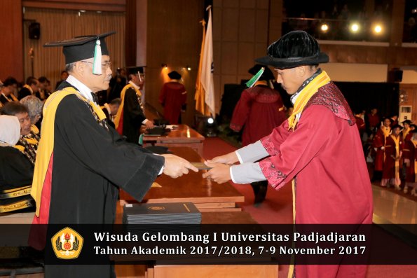 Wisuda Unpad Gel I TA 2017_2018  Fakultas Pertanian oleh Dekan 062