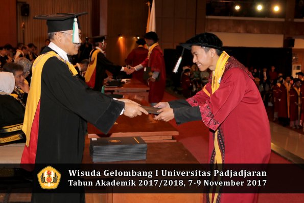 Wisuda Unpad Gel I TA 2017_2018  Fakultas Pertanian oleh Dekan 063
