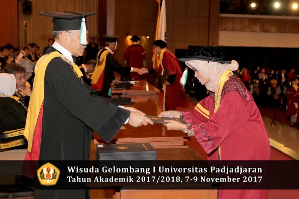 Wisuda Unpad Gel I TA 2017_2018  Fakultas Pertanian oleh Dekan 064