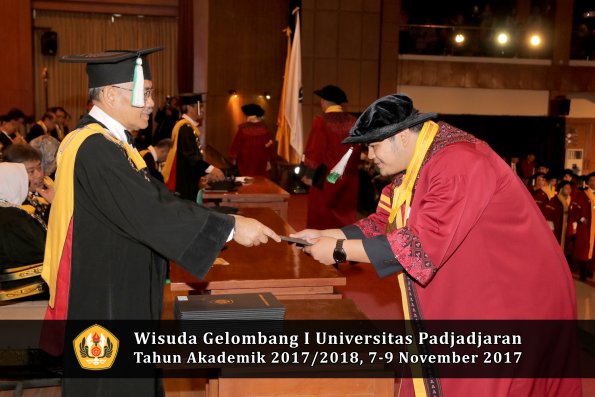 Wisuda Unpad Gel I TA 2017_2018  Fakultas Pertanian oleh Dekan 066