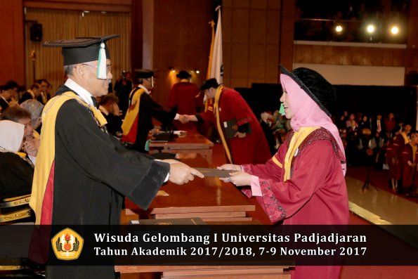 Wisuda Unpad Gel I TA 2017_2018  Fakultas Pertanian oleh Dekan 067