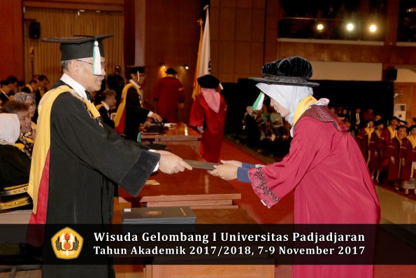 Wisuda Unpad Gel I TA 2017_2018  Fakultas Pertanian oleh Dekan 068