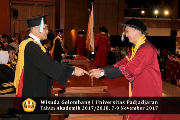 Wisuda Unpad Gel I TA 2017_2018  Fakultas Pertanian oleh Dekan 070