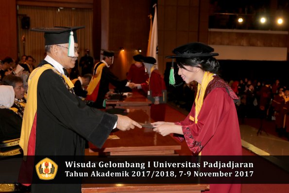 Wisuda Unpad Gel I TA 2017_2018  Fakultas Pertanian oleh Dekan 073