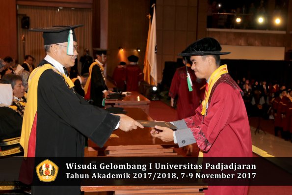 Wisuda Unpad Gel I TA 2017_2018  Fakultas Pertanian oleh Dekan 074