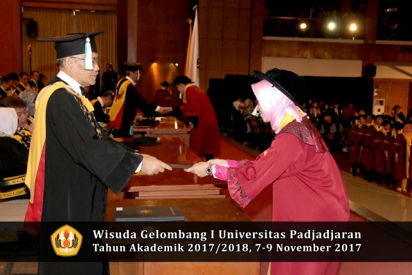 Wisuda Unpad Gel I TA 2017_2018  Fakultas Pertanian oleh Dekan 076