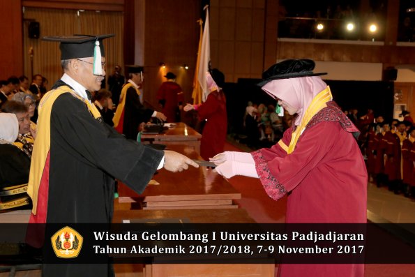 Wisuda Unpad Gel I TA 2017_2018  Fakultas Pertanian oleh Dekan 077