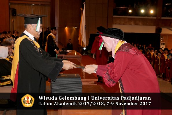 Wisuda Unpad Gel I TA 2017_2018  Fakultas Pertanian oleh Dekan 081