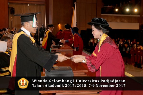 Wisuda Unpad Gel I TA 2017_2018  Fakultas Pertanian oleh Dekan 083