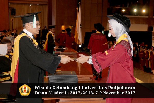 Wisuda Unpad Gel I TA 2017_2018  Fakultas Pertanian oleh Dekan 084