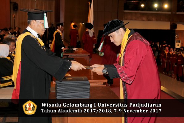 Wisuda Unpad Gel I TA 2017_2018  Fakultas Pertanian oleh Dekan 086